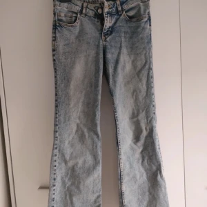 Snygga lågmidjade jeans - snygga lågmidjade ljusblåa jeans från hm⭐️⭐️ säljs pga av att dom är lite för korta på mig. Helt nya och har sprättat upp dom där nere, fråga för bild💞💞