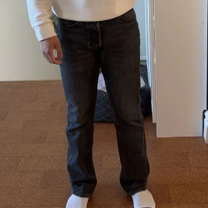 Levi’s jeans 501 - Levi’s 501 jeans som är i bra skick, säljer då de inte passar mig längre. Köpta från Levi’s egna butik. Storlek 28x30. Var inte rädda för att höra av er vid frågor eller funderingar. Priset kan diskuteras.