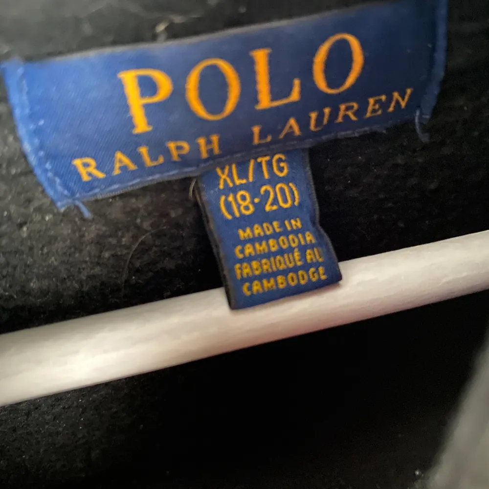 En snygg polo Ralph lauren tröja. Den är bara använd ett fåtal gånger. Storleken är XL i barn storlek. I cm 172-176 eller M Köpt för 999, säljs för 539. Hoodies.