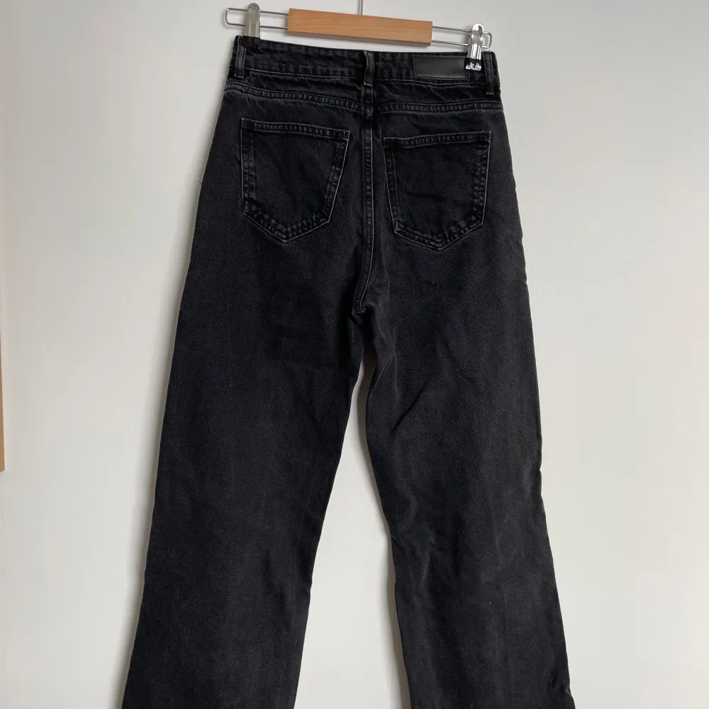 Vida svarta jeans från bikbok. Använda, men i bra skick. Storlek 24 i midjan och medellånga i benen. DM för fler bilder.. Jeans & Byxor.