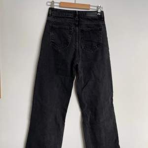 Vida svarta jeans från bikbok. Använda, men i bra skick. Storlek 24 i midjan och medellånga i benen. DM för fler bilder.