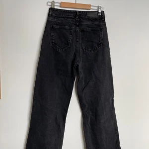 Vida jeans - Vida svarta jeans från bikbok. Använda, men i bra skick. Storlek 24 i midjan och medellånga i benen. DM för fler bilder.