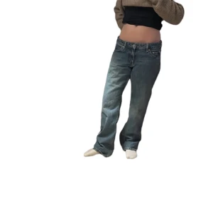 Blåa jeans low waist🥂 - Superfina weekday jeans i en blå fin färg💕 modellen heter ”Arrow low straight jeans”❣️strl 28/30 De här är typ helt nya, endast använda ett par gånger och inga skador vad jag sett! Kontakta gärna vid frågor💕💕