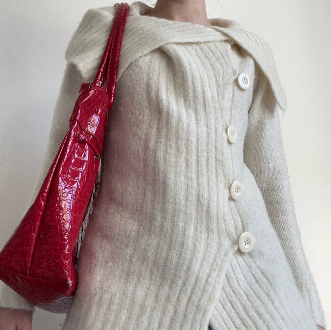 Röd väska i lackskinn liknande material - 91