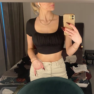 Ribbad crop top - Svart magtröja som är jättenervös och visar inte för mkt  Skriv om frågor😊 Kolla bio
