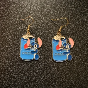 Örhänge med STITCH  - Nya örhänge med STITCH. Krokarna är inköpta som nickelsäkra.