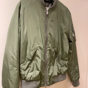 Peak performance jacka  - Peak Performance jacka Knappt använda är som ny  Storlek M