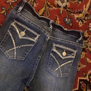 Jeans - Sköna mörka jeans med dekorerade bakfickor