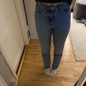 Säljer dessa snygga jeans från weekday i modellen Rowe. Jeansen kommer inte till användning längre då de tyvär blivit för korta. Priset går att diskutera.