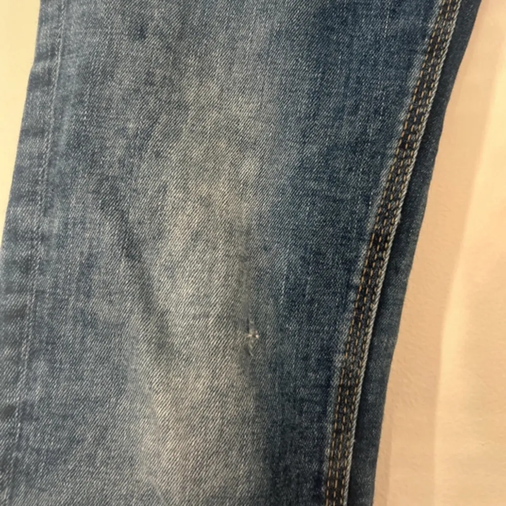 Fina ltb jeans som är köpta här på Plick, de passa inte mig så därför säljer jag dem💗 dem har ett litet hål på benet men det syns knappt. De är lågmidjade. Jeans & Byxor.