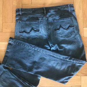 Flared jeans - Jeansen är köpa secondhand, säljer dem eftersom att de har blivit försmå Längd: 97 cm Midja: 41 cm