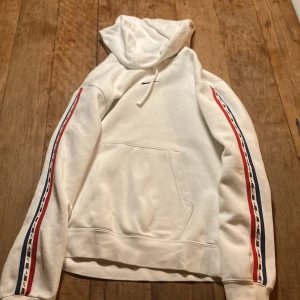 Nike Hoodie - Säljer min feta Nike hoodie Produkten är i storlek XS men sitter som en S/M Aldrig använd, så inga defekter alls