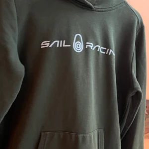 Sail racing - Knappt använd tröja sick 9/10 köpt för runt 1000 kr åtminstone. Säljer varan då det ej kommer till användning. Pris kan diskuteras 