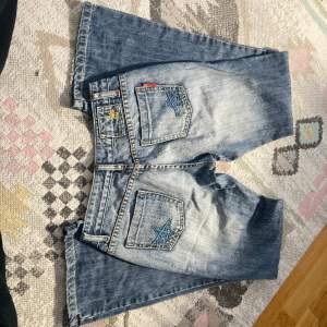Säljer dessa lågmidjade jeans med stjärnor på💕 de e från mörkret original Ado. Midjemåttet är 38 cm över och 88 i innerbensmåttet.