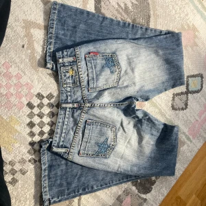 Lågmidjade jeans - Säljer dessa lågmidjade jeans med stjärnor på💕 de e från mörkret original Ado. Midjemåttet är 38 cm över och 88 i innerbensmåttet.