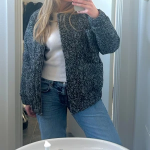 Jacka - Jacka som är perfekt nu till våren ☀️ oversized och passar storlek XS-M beroende på hur man vill att den ska sitta ☺️ jag burkar ha storlek S eller M 🧸