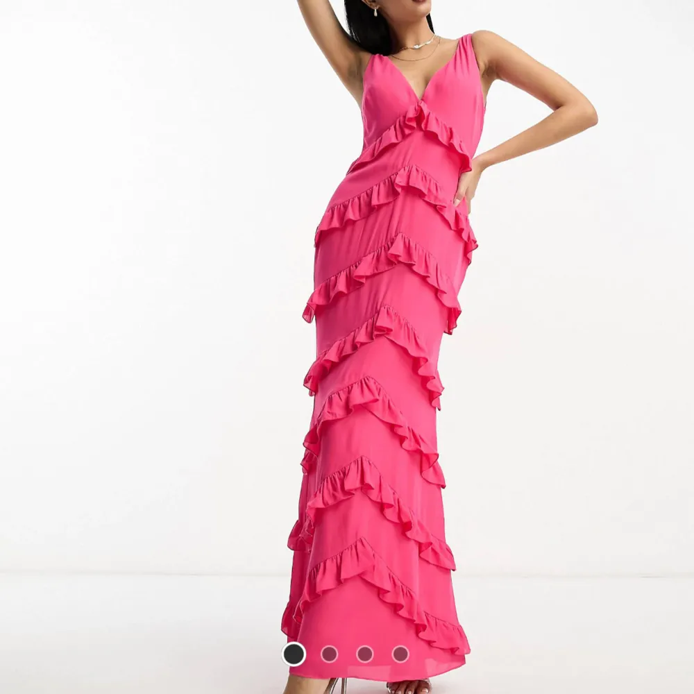 Säljer denna slutsålda och oanvända klänning från pretty lavish💕 Lapparna är kvar!💕💕. Klänningar.