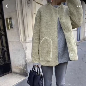 Grön tyddeyjacka från zara - Såå snygg grön teddyjacka från zara! Första bilden är lånad❤️