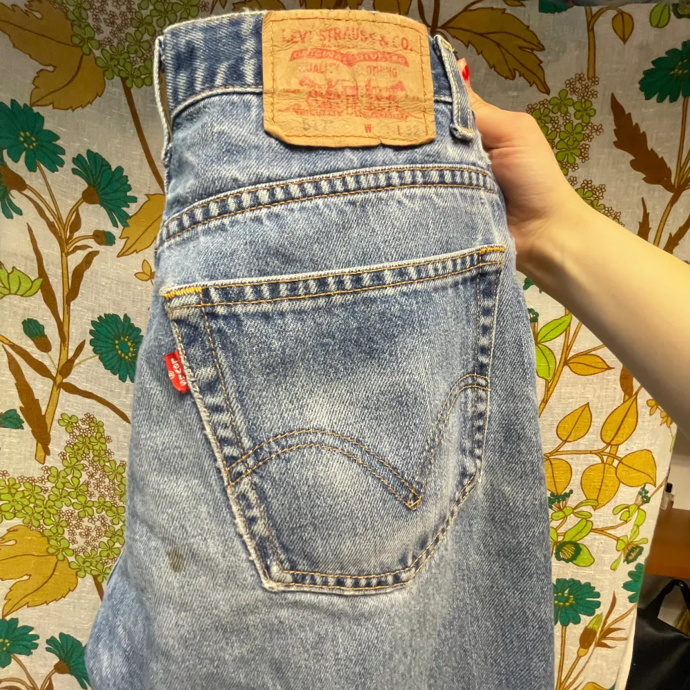 Vintage Levi’s jeans 517 i bootcut modell. Storlek 32/32. Två små fläckar som lätt tvättas bort. Köpt för längesen. Kan mötas upp i Stockholm (Hägersten) eller frakta. 😁. Jeans & Byxor.