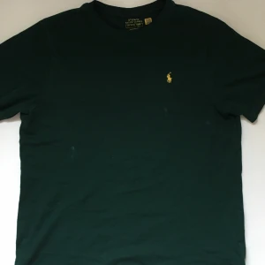 Polo t-shirt  - Polo t-shirt  Ny pris: 495kr  Vårat pris: 250kr  Skriv i dm för köp!