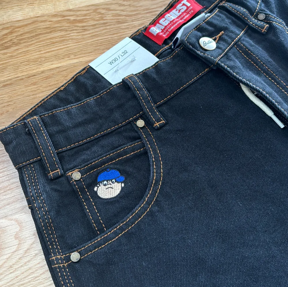 Helt nya Butter Goods jeans i modell ”Baggiest”. Grymt snygga i en svart jeans färg med guld/oranga sömmar. VÄLDIGT BAGGY!. Jeans & Byxor.