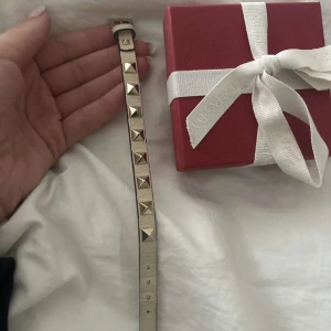 Valentino armband🩷 - säljer detta superfina valentino armband som tyvärr inte kommer till användning längre💕💕jättefint skick!  kan tänka mej att gå ner i pris så tvivla inte på att skriva!