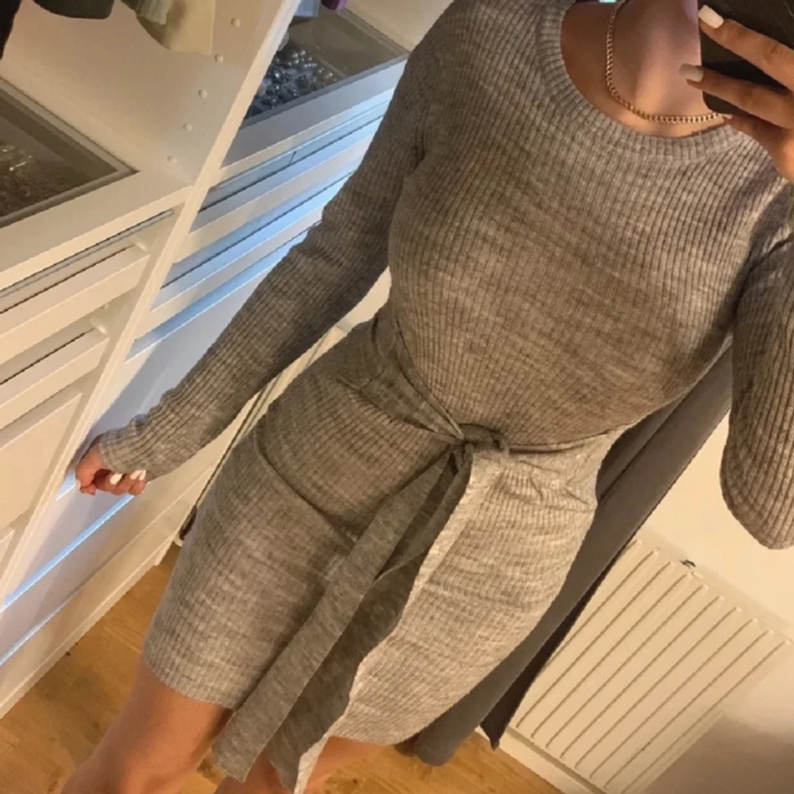 Grå stickad klänning med knyte