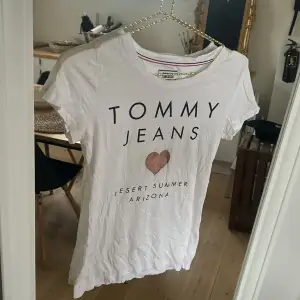 En fin Tommy Hilfiger t shirt i tunt skönt material. Samt ett sammet hjärta framtill. Bra skick 