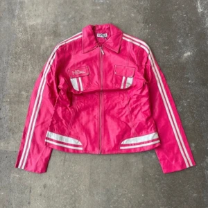 Motor jacket!💓 - Skitsnygg moto/racing jacket i rosa💓 Fint skick allmänt men har ett litet hål vid armen✨