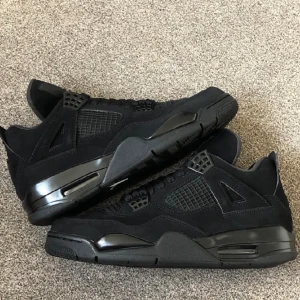 Jordan 4 - Black cats. Äkta skor, passar dig som har 38-40 i strl. Säljer de endast pga att det inte är min stil längre, dom är i nyskick och väldigt fina. Endast seriösa köpare! Skickas på posten, köparen står för frakt. Pris går att diskutera vid snabbtköp.