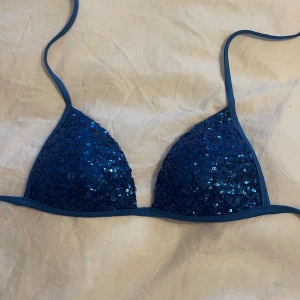 Bikini calzedonia - Säljer denna superfina bikiniöverdelen från calzedonia då den blivit lite för liten för mig, köpt i somras för runt 300 typ 💕älskar färgen!! 