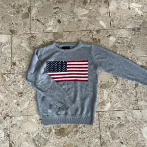 Säljer denna tröja med amerikansk flagga. Den är i bra skick. storlek 146/152 motsvarar XS ish. skriv för mer bilder osv, använd köp nu