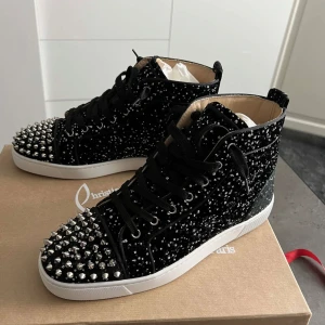 Louboutin  - Helt nya i box 📦  Limited edition köptes i copenhagen  Dyra men väldigt snygga :)