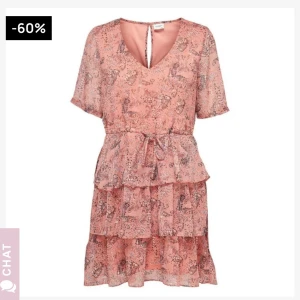 Snygg sommarklänning  - En snygg sommarklänning men volang nästan helt oanvänd säljer på grund av att den inte kommer till användning 🩷