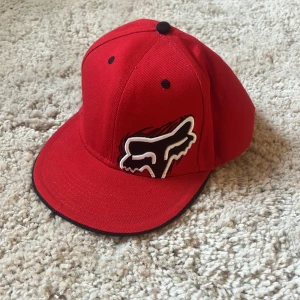 Fungerande keps i bra skick - Kan vara lite hård men man vänjer sig vid det👍