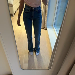Raka jeans med slit - Långa raka jeans med slit från Gina😍storlek 32 men skulle säga att de är lite stora i storleken 