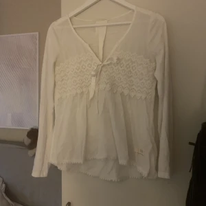 En vit blus från odd Molly  - En vit blus med knyte från odd molly. Storlek xs/s. Säljer då rensar garderoben.