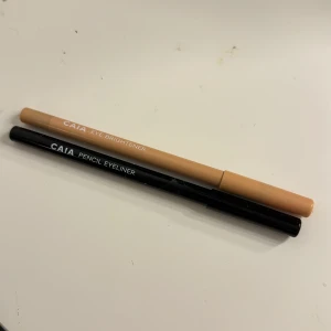 Smink från Caia  - En Eye Brightner och en pencil eyeliner från Caia. Jag fick dom i kalendern men har inte fått någon användning av dom.  Båda för 70  En för 45-50 Pris kan diskuteras, bara skicka ett förslag på vad du hade kunnat ge!🫶🏼🌸