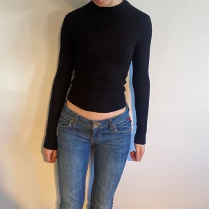 Svart crewneck  - Svart crewneck som inte kommer till användning. Tjock och varm perfekt när det är kallare ute💕