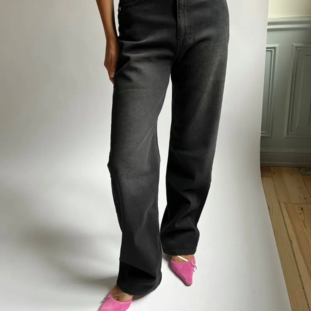 Raka jeans i en snygg urtvättad svart färg från djerf avenue. De är hyfsat stretchiga, hög midjade och är det perfekta paret att ha i garderoben. Sparsamt använda och i storleken är 28 tall (90cm innerben) 💕. Jeans & Byxor.