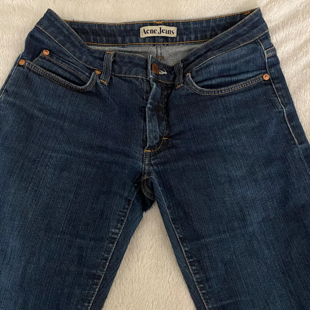 Lågmidjade acne jeans med lite utsvängda ben. Strl 29/32, passar mig som bär 34 använt ungefär 3 ggr, så rätt så nytt skick💕. Jeans & Byxor.