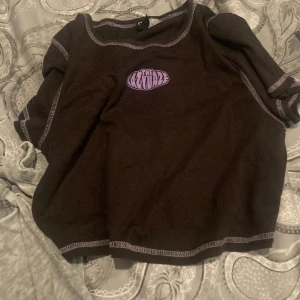 Croppad t shirt - Köpt på h&m divided för 99kr säljer för  25kr