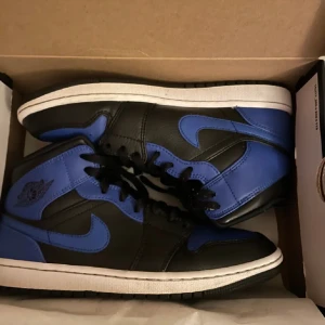 Jordan 1 mid  - Säljer Jordan 1 mid hyper royal.  Storlek 42. Köpt från Restocks. Bra skick, för flera bilder kom DM. Pris kan diskuteras. 