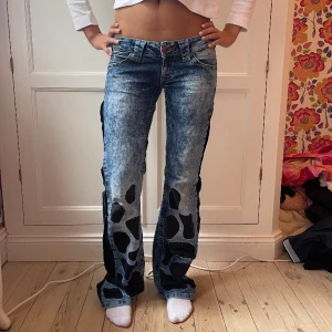 Sååå coola lågmidjade jeans  - Säljer dessa så snygga lågmidjade jeans💗💗💗Midjemått 39 cm Innerbenslängd 82 cm☀️☀️