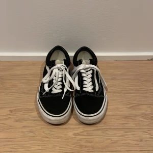 Vans skor svart och vit - Vans skor size 38.5 nästan oanvänt. 9/10 nästan oanvänt och bra pris. 