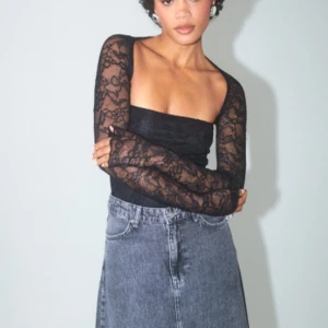 Gina spets topp - Säljer denna snygga tröja från gina tricot. Den har ett hål som jag tagit bild på men syns knappt och har små tecken på användning. Annars är den i fint skick! Slutsåld på Gina tricot 🌸🤍