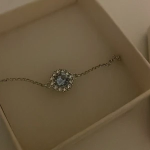 Lily and rose armband - Silver armband med ljusblå sten från Lily and rose🌌