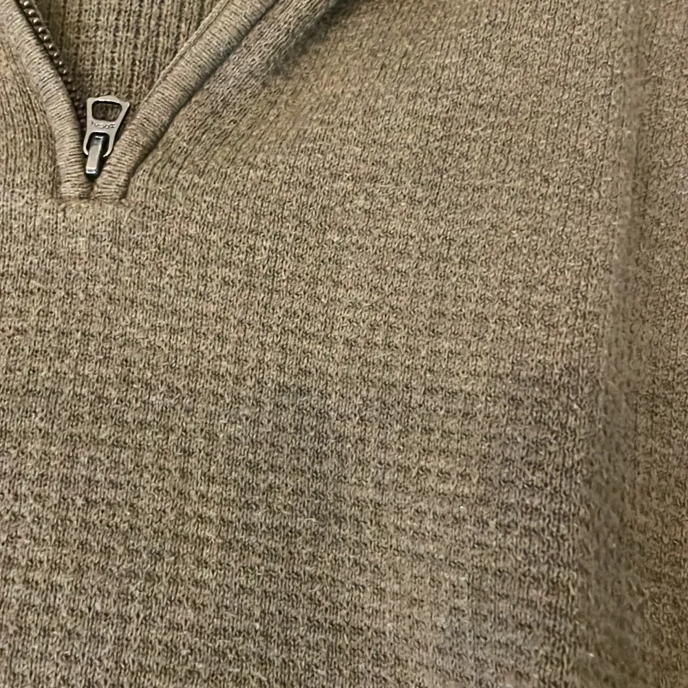 Jag säljer denna feta halv zip tröjan som är riktigt fet nu till våren är stickad och är i storlek XL är i ett bra skick 8/10 köpt för 1000 kr säljer för 250. Om du har några frågor bara att skriva till mig . . Tröjor & Koftor.