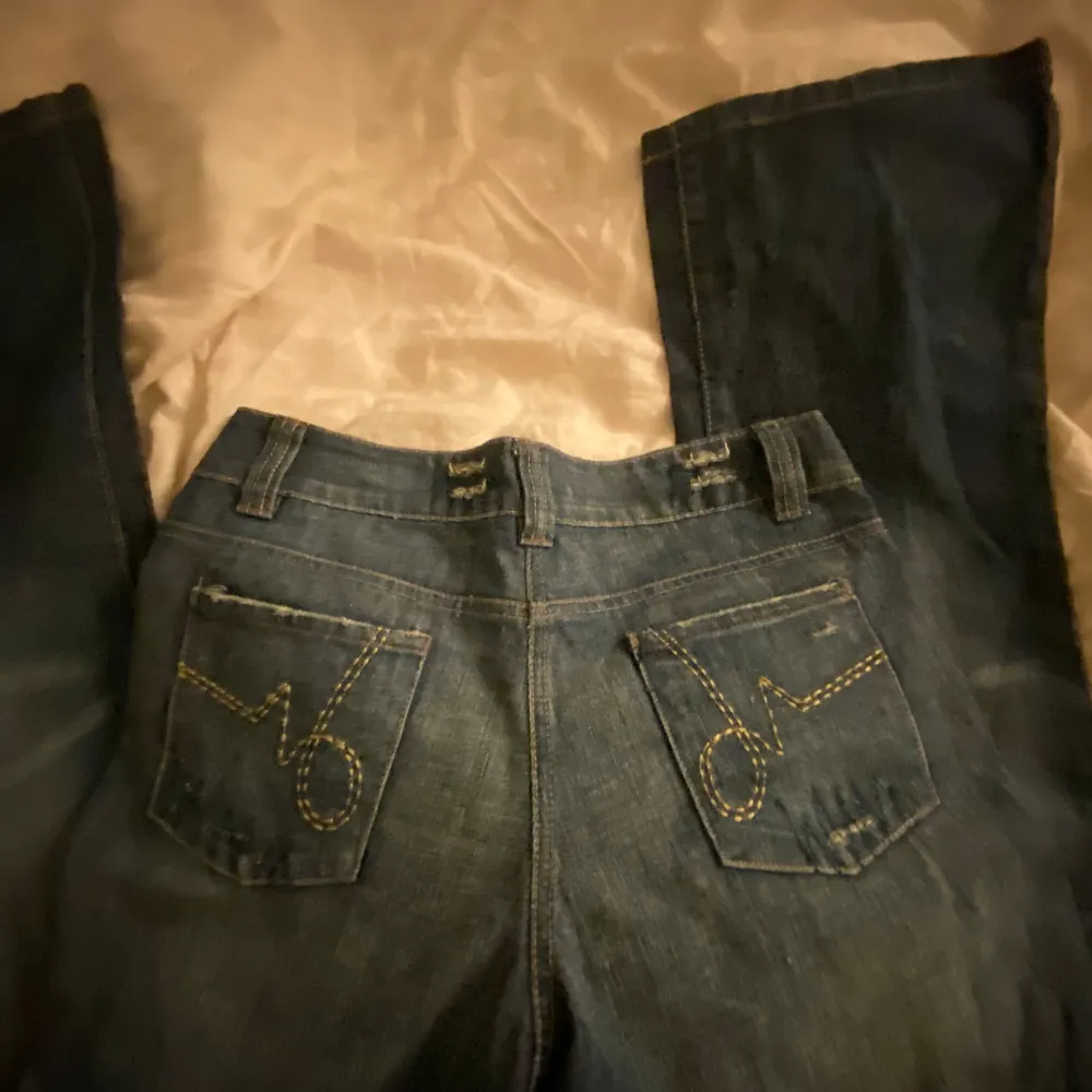 Skit snygga lågmidjade vintage jeans. Helt nya och aldrig använda, säljer då dom är för små för mig, hör av er innan ni vill köpa och vid frågor😊. Jeans & Byxor.