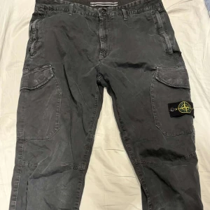 Stone Island Cargo pants  - Säljer dessa Stone Island Cargo pants då de inte kommer till användning längre. Köpte ny pris för 2800 och byxorna är såklart äkta. ❤️Kan även gå ner i pris!